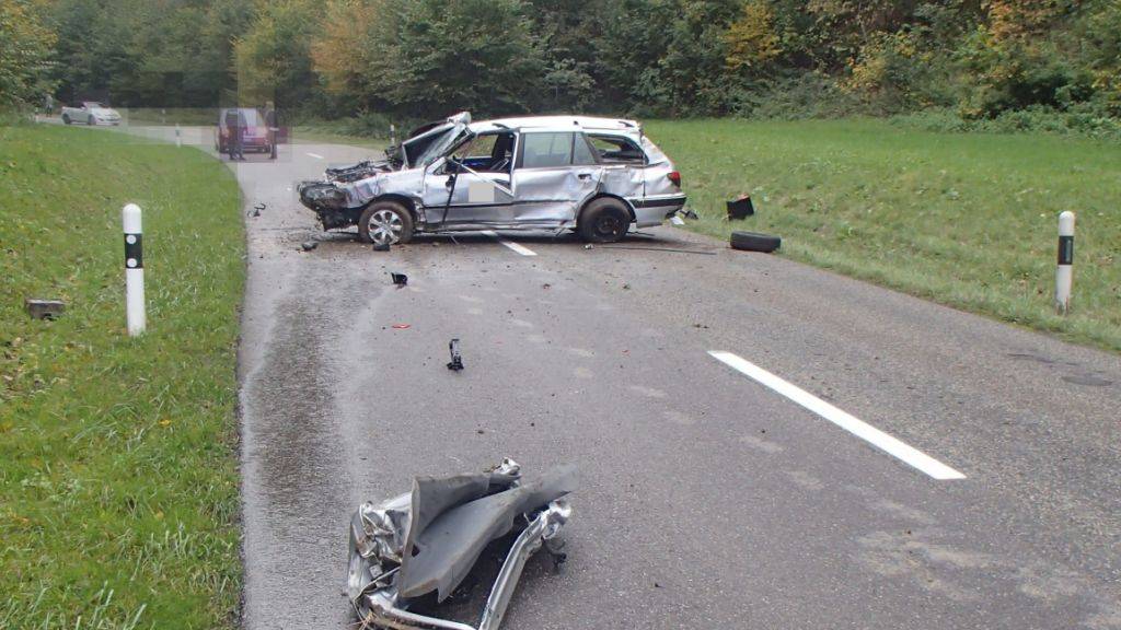 Obwohl sich sein Auto mehrere Male überschlagen hatte, blieb der Fahrer unverletzt.