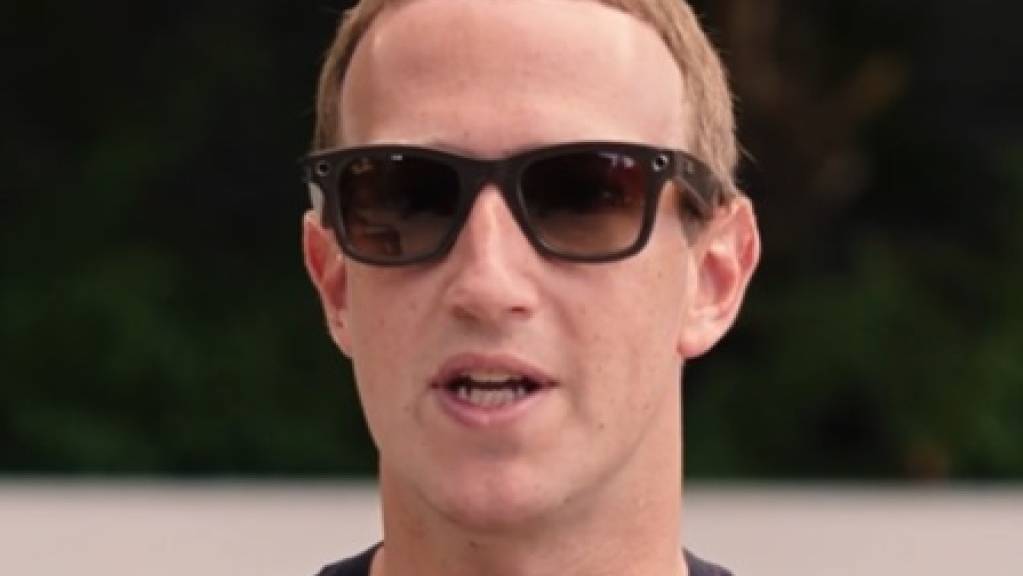 Facebook-Gründer Mark Zuckerberg mit der neuen smarten Brille, mit der man Fotos und Videos aufnehmen kann.