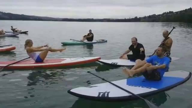 Marius übt sich in SUP Yoga