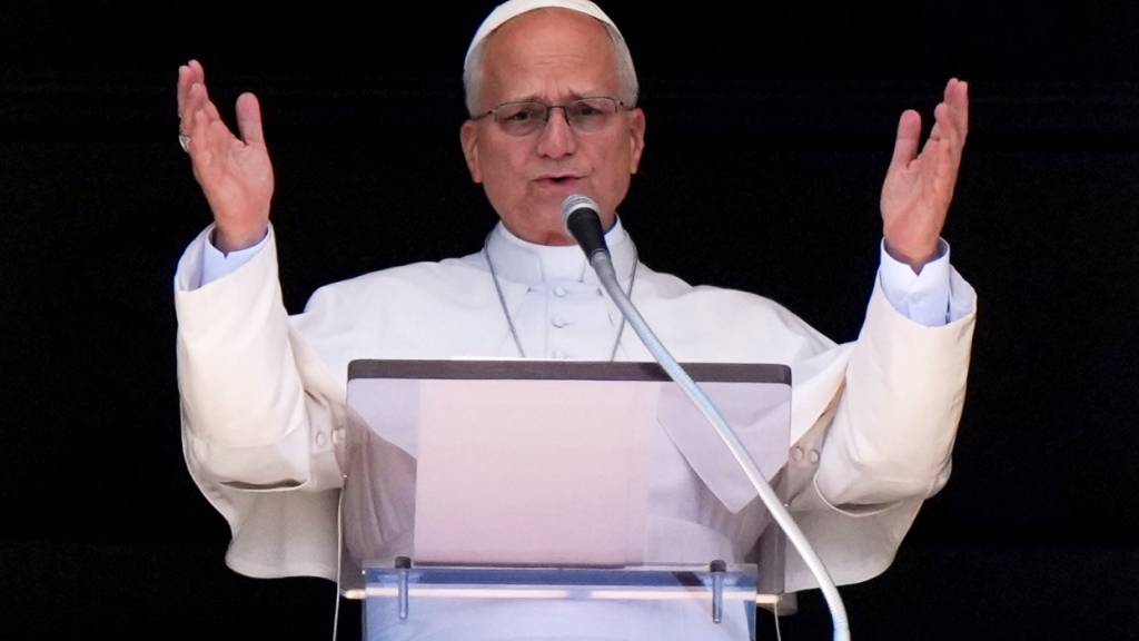 ARCHIV - Papst Leo XIV. erteilt seinen Segen, während er das Mittagsgebet «Angelus» spricht. Foto: Andrew Medichini/AP/dpa