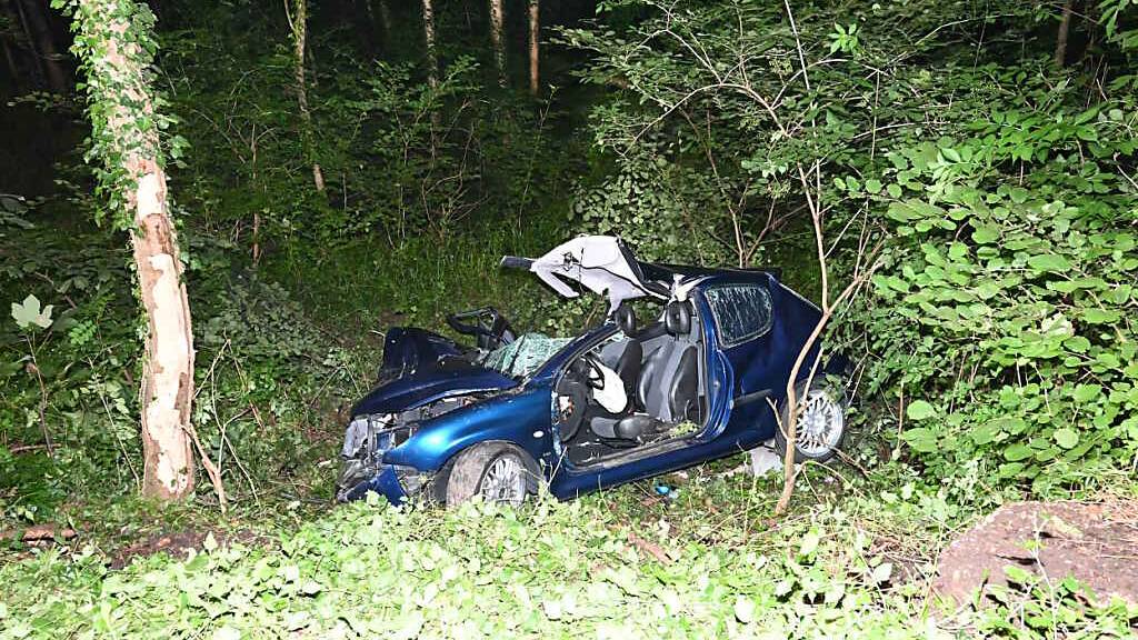 Die Feuerwehr musste die eingeklemmte Mitfahrerin aus dem Auto befreien.