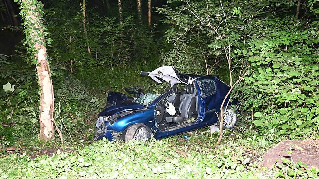 Die Feuerwehr musste die eingeklemmte Mitfahrerin aus dem Auto befreien.