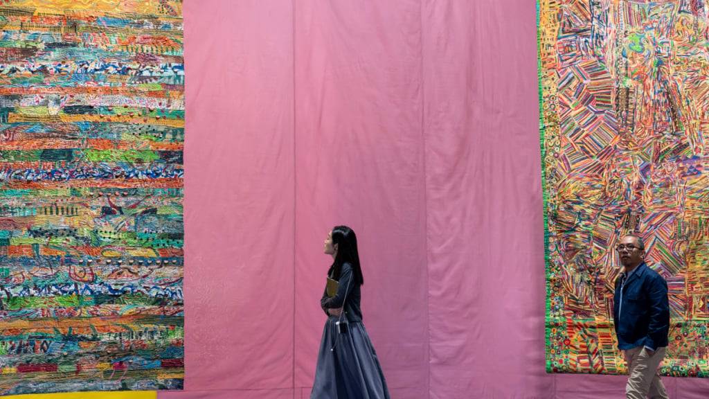 ARCHIV - Besucher gehen an dem Kunstwerk The Sky is the Limit der Künstler Pacita Abad und Pio Abad auf der Art Basel in Hongkong vorbei. Foto: Vernon Yuen/AP/dpa/Archivbild - ACHTUNG: Nur zur redaktionellen Verwendung im Zusammenhang mit der aktuellen Berichterstattung und nur mit vollständiger Nennung des vorstehenden Credits
