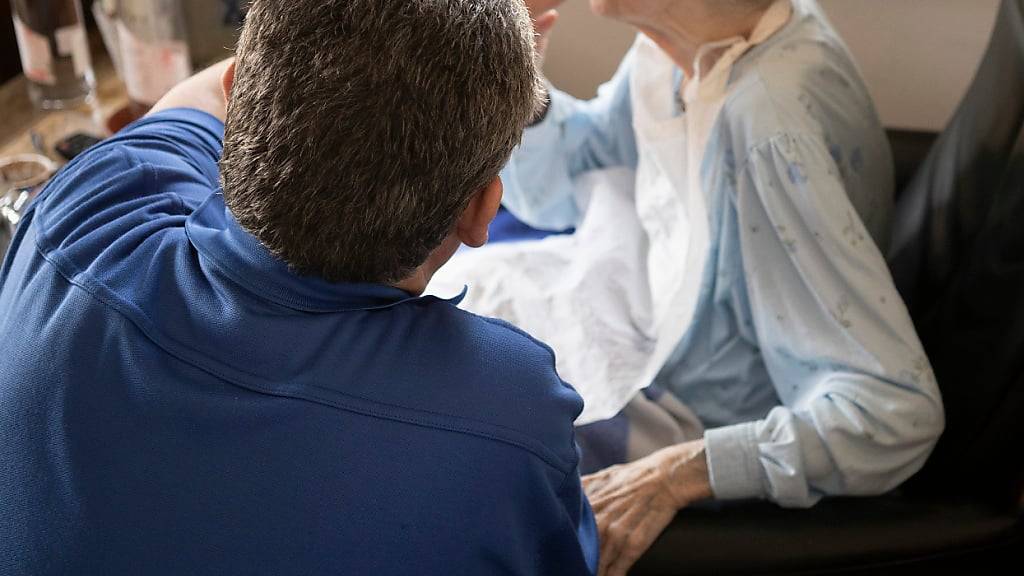 Die Pflege von Angehörigen wirkt sich negativ auf das Wohlbefinden der Pflegenden aus. (Symbolbild)