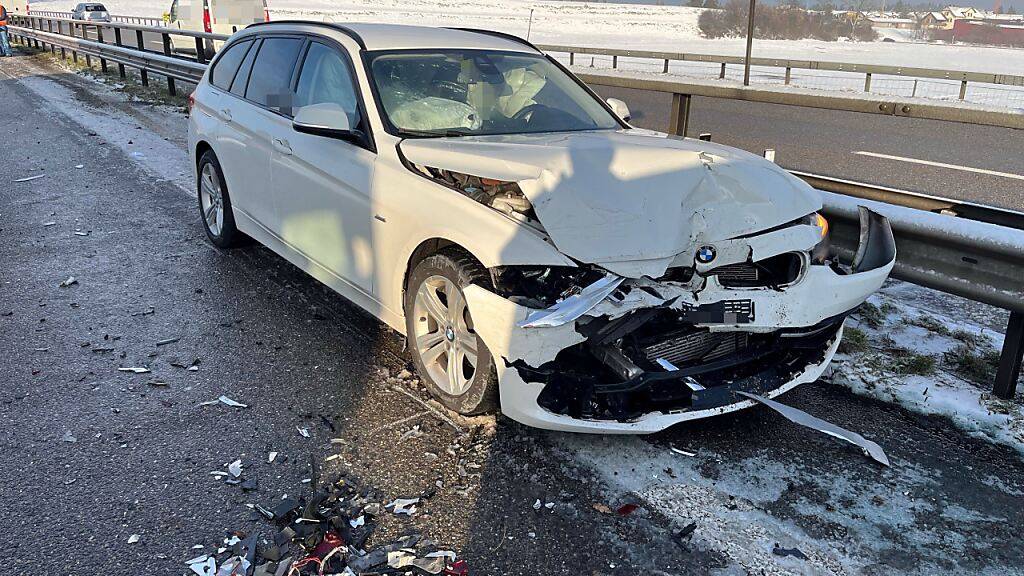 Bei drei Unfällen innerhalb kurzer Zeit auf der Autobahn A1 bei Niederwil SG waren insgesamt neun Autos beteiligt.