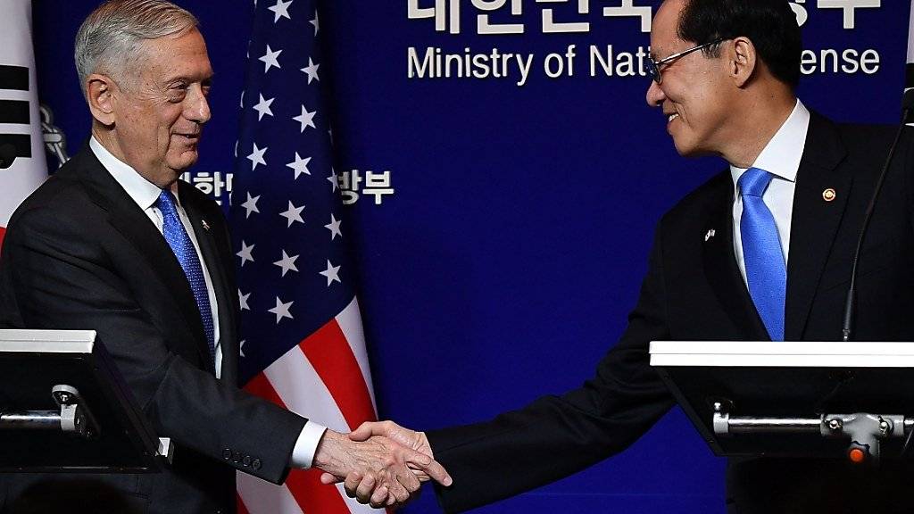 US-Verteidigungsminister James Mattis (l) mit seinem südkoreanischen Kollegen Song Young Moo