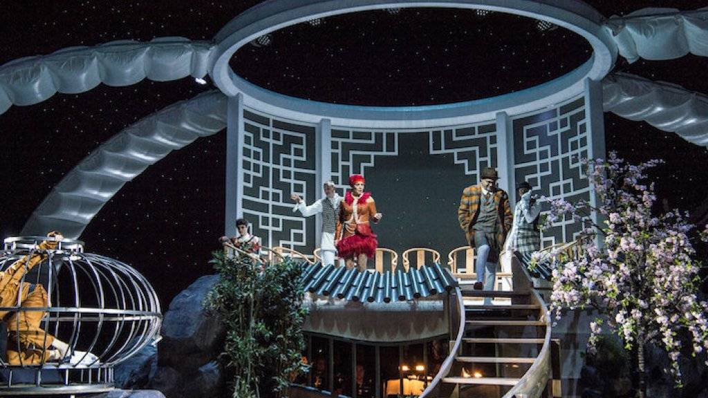 In Dani Levys Version der «Dreigroschenoper» am Theater Basel wird das Londoner Rotlichtviertel künstlich in einen im Weltall schwebenden japanischen Garten versetzt. (Pressebild)