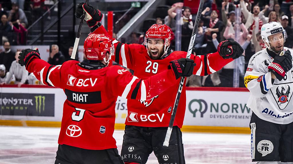 Lausannes Siegtorschütze Ahti Oksanen freut sich mit Teamkollege Damien Riat über das entscheidende Tor zum 2:1