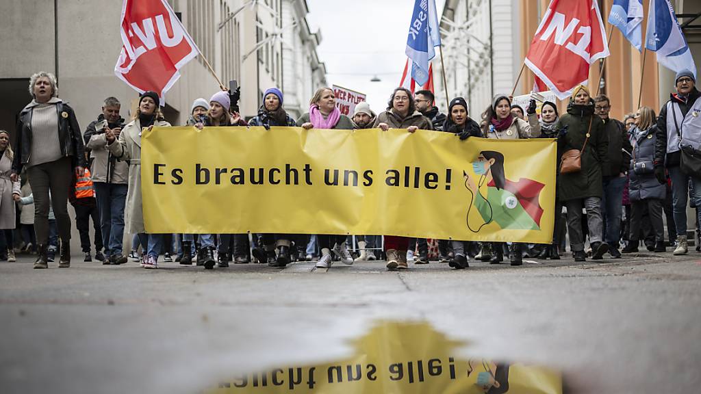 Etwa 2000 Menschen haben am Samstag in St. Gallen an einer Kundgebung gegen den angekündigten Abbau von 440 Stellen in den St. Galler Spitälern protestiert.