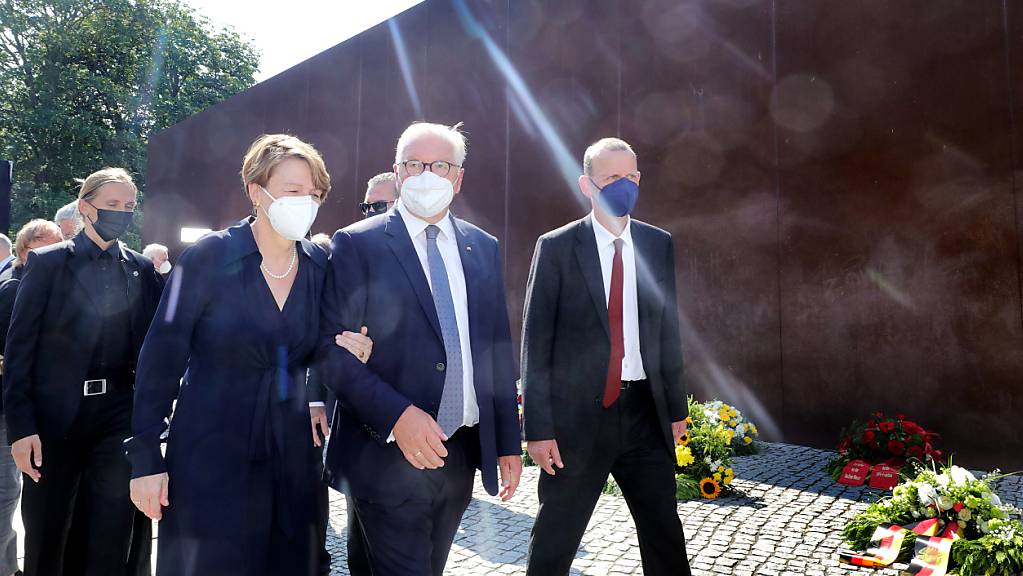Bundespräsident Frank-Walter Steinmeier (M) und seine Frau Elke Büdenbender bei der zentralen Gedenkveranstaltung zum 60. Jahrestag des Baus der Berliner Mauer.