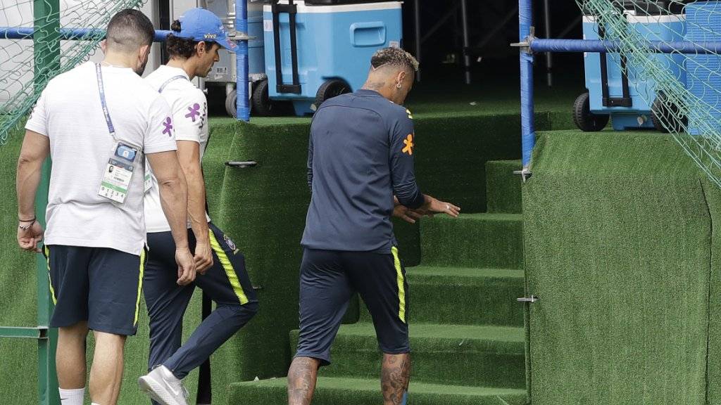 Neymar wird während Brasiliens Training vorzeitig in die Kabine begleitet