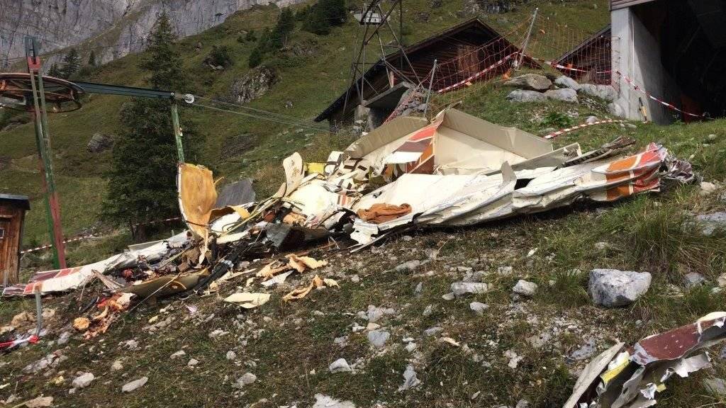 Nach dem Absturz waren vom Kleinflugzeug nur noch Trümmerteile übrig.