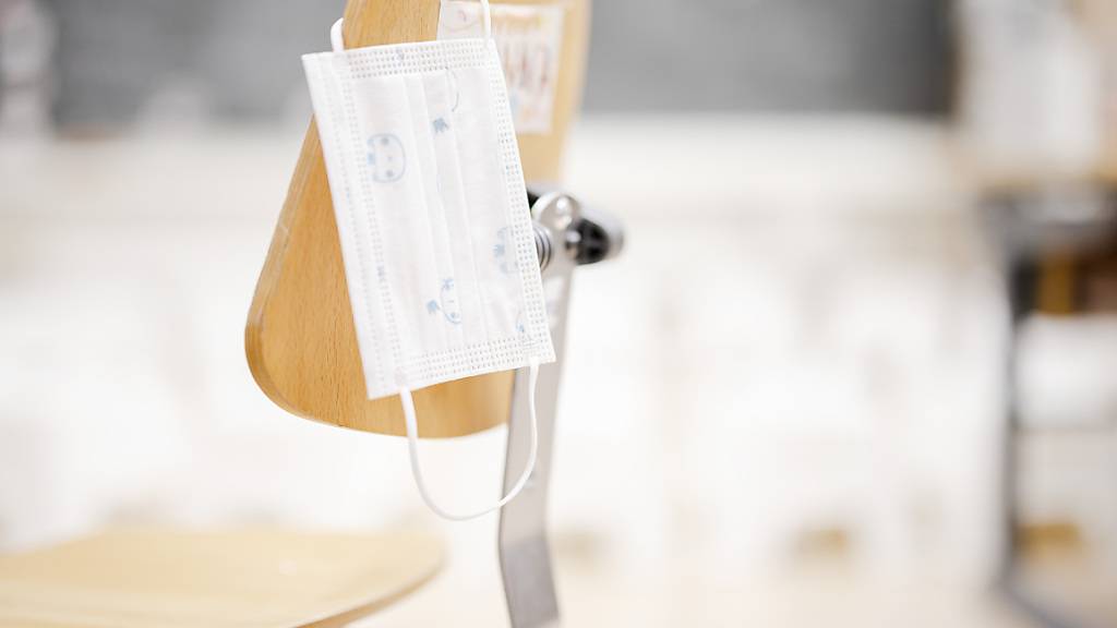 Das Verwaltungsgericht weist eine Schule an, das Arbeitszeugnis für eine massnahmenkritische Lehrerin abzuändern. Die Zürcherin wollte die Hygienemassnahmen nicht mittragen. Davon soll aber nichts im Arbeitszeugnis stehen. (Symbolbild)