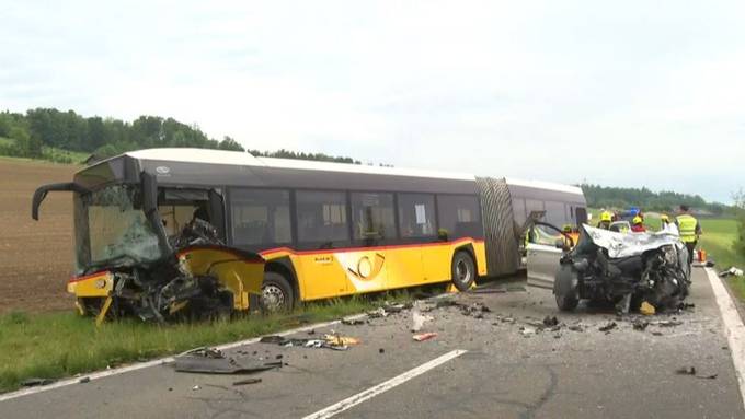 Auto gerät auf Gegenfahrbahn und kracht in Postauto – 9 Personen verletzt