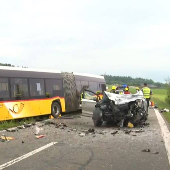 Auto gerät auf Gegenfahrbahn und kracht in Postauto – 9 Personen verletzt