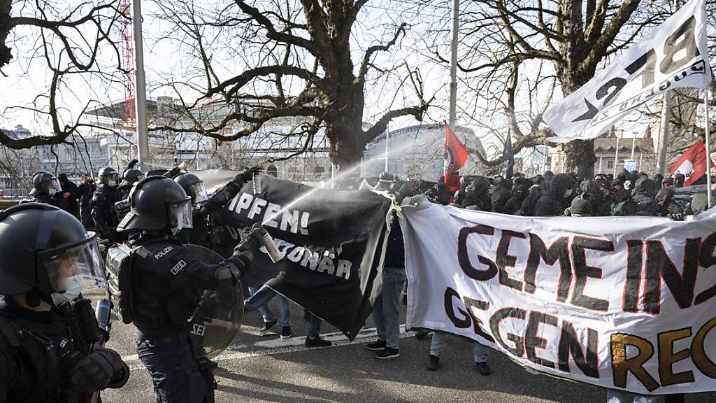 Linke demonstrieren am Samstag in Zürich gegen Massnahmengegner und Corona-Skeptiker.
