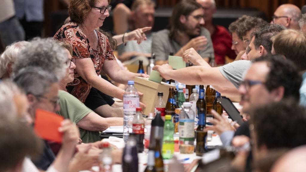 Die Stadtzürcher SP will an Feiern nicht auf ein Gratis-Bier verzichten. Die Partei lehnt ein Verbot von Gratis-Alkohol ab. (Archivbild)