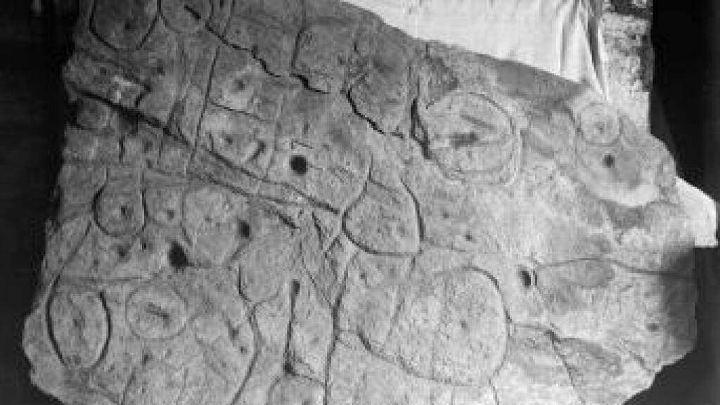 Eine mehr als 3500 Jahre alte Schiefertafel aus der Bretagne dürfte laut Forschern zu den ältesten Landkarten in Europa gehören. Sie ist 2,20 Meter lang und 1,53 Meter breit.