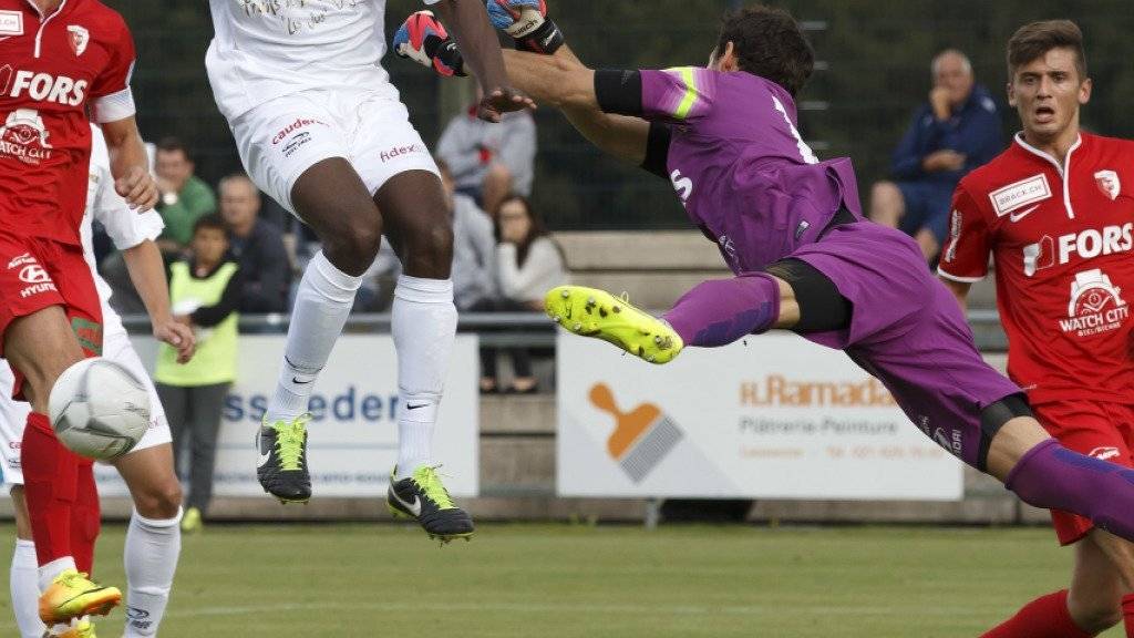 Nächstes Duell am Mittwoch: Biels Goalie Mirko Salvi wehrt sich gegen Le Monts Stürmer Ibrahim Tall. (Archivbild)