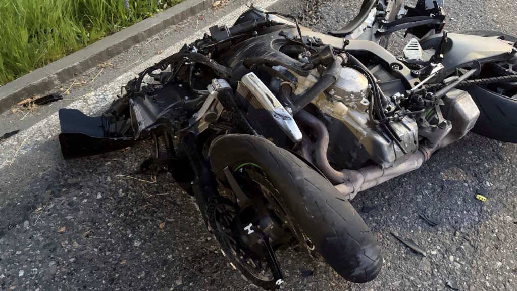 Beim Zusammenprall mit einem Lastwagen wurde ein Töfffahrer schwer verletzt, und es entstand hoher Sachschaden.