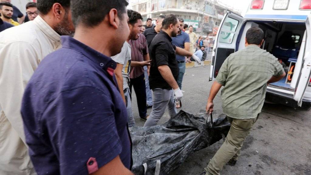 Rettungskräfte tragen eine Leiche vom Anschlagsort weg. Die Zahl der Toten nach dem Anschlag in Bagdad stieg auf über 200.
