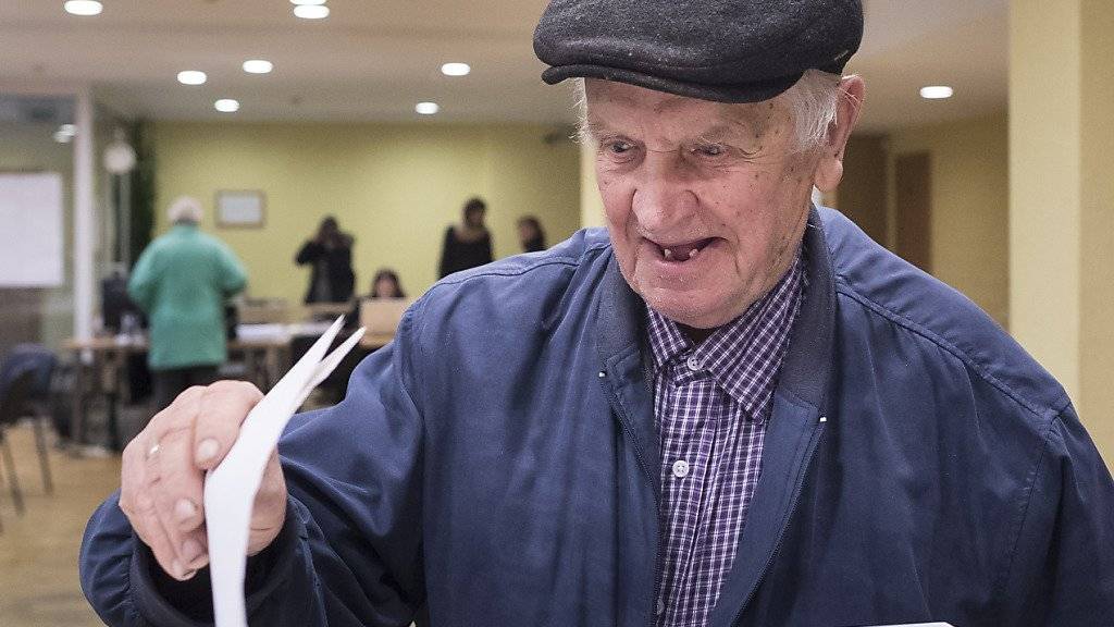 Ein Mann gibt in der litauischen Hauptstadt Vilnius seine Stimme ab.