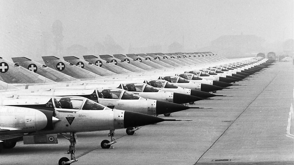 24 Kampfflugzeuge des Typs Mirage III werden im März 1968 auf dem Militärflugplatz Buochs (NW) präsentiert. (Archivbild)