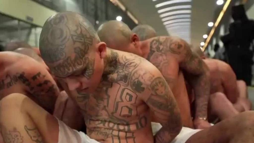2000 Häftlinge in El Salvadors Riesengefängnis transportiert