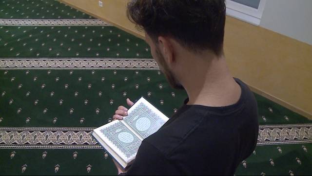 Rede endet in Moschee mit Massenschlägerei