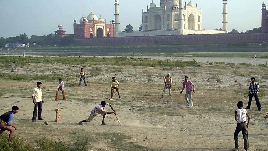 Cricket-Spiel in Indien mit Taj Mahal im Hintergrund (Archiv)