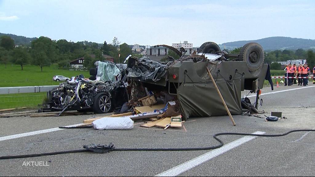 2 Tote Und 4 Schwerverletzte Nach Unfall Mit Militar Oldtimer Tele M1