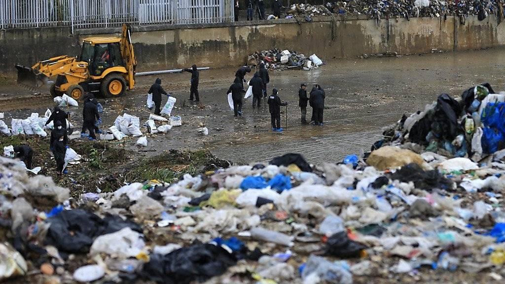 Aktivisten beim Beseitigen von Müll im Beirut-Fluss