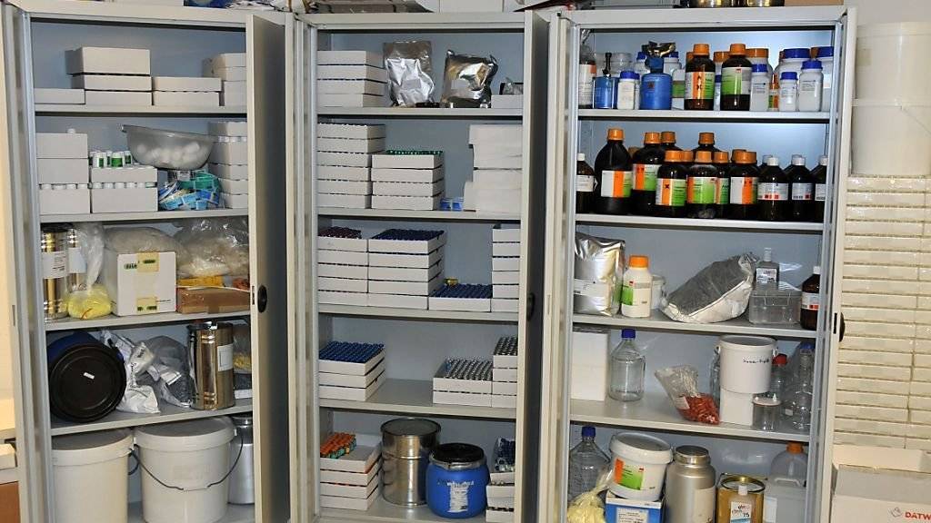 Beschlagnahmt: ein Schrank voller illegaler Dopingsubstanzen