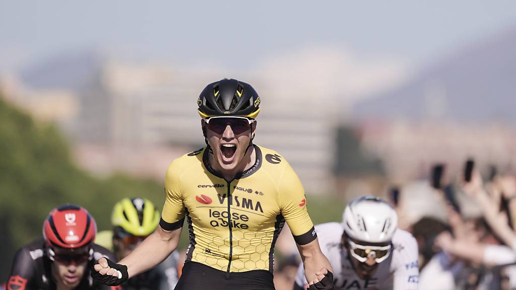 Olav Kooij feiert seinen Sieg an der 9. Etappe des Giro d'Italia