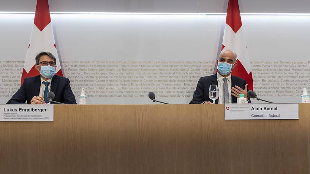 Bundesrat Alain Berset, rechts, und der Basler Regierungsrat Lukas Engelberger, Präsident der Konferenz der kantonalen Gesundheitsdirektorinnen und -direktoren GDK. (Archivbild)