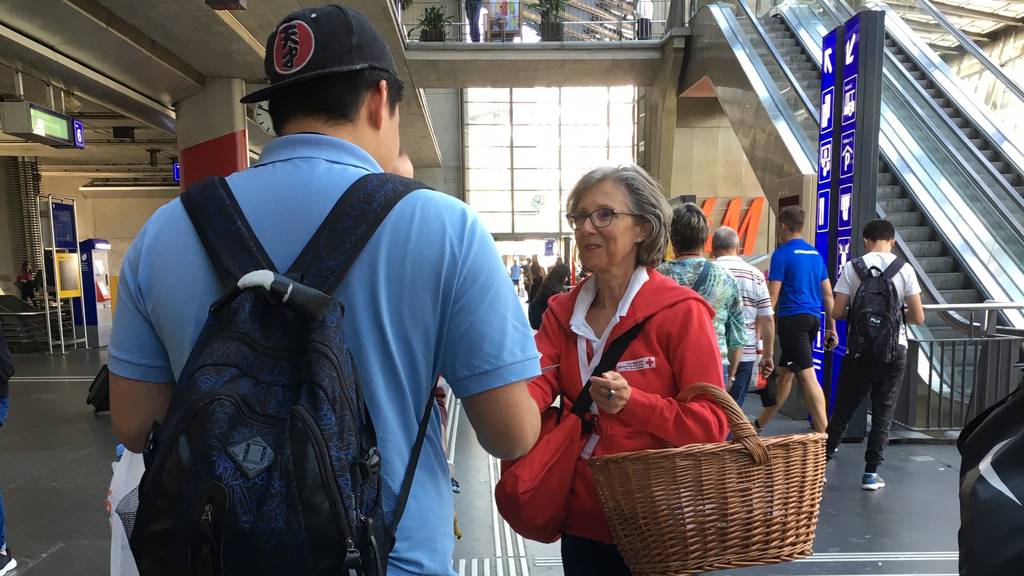 Rotes Kreuz macht am Bahnhof Luzern auf Missstände aufmerksam
