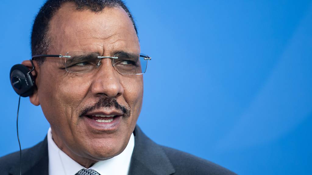 FILED - Nigers Präsident Mohamed Bazoum bei einer Pressekonferenz in Deutschlad 2021. Photo: Bernd von Jutrczenka/dpa Pool/dpa