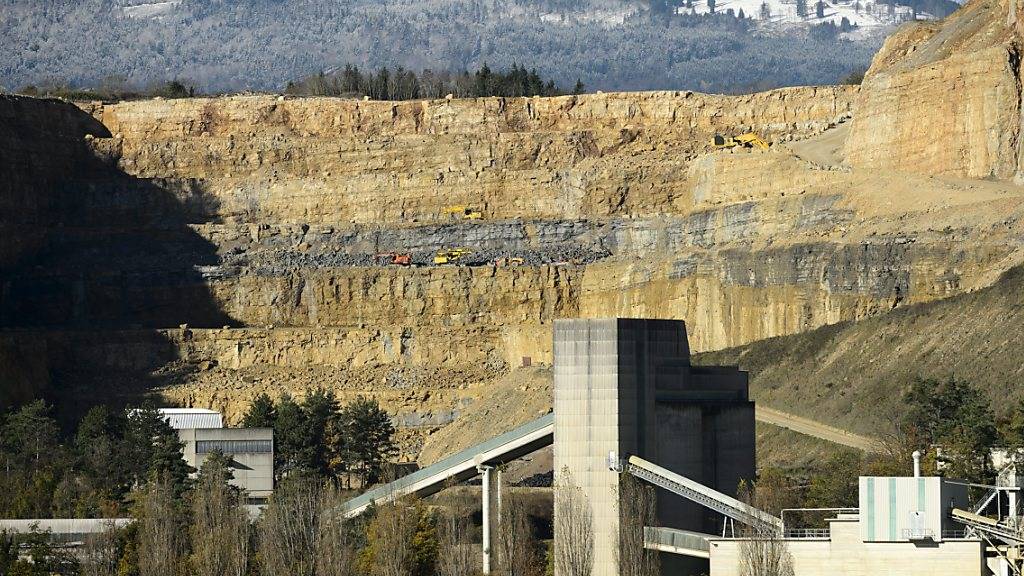 Der Steinbruch von Holcim am Mormont frisst sich in die Hügelflanke. Aktivisten wollen jetzt die Ausbaupläne des Zementherstellers verhindern. (Archivbild)