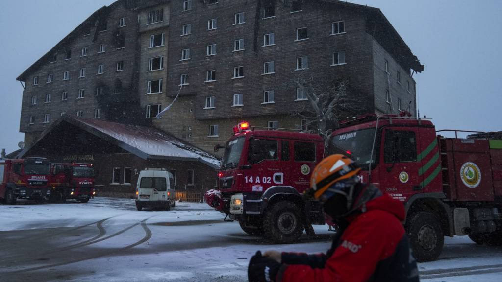 ARCHIV - Feuerwehrleute und Notfallteams arbeiten an den Folgen eines Brandes, der in einem Hotel im Skigebiet von Kartalkaya in der Provinz Bolu im Nordwesten der Türkei am Mittwoch, 22. Januar 2025, ausgebrochen war. Foto: Francisco Seco/AP/dpa