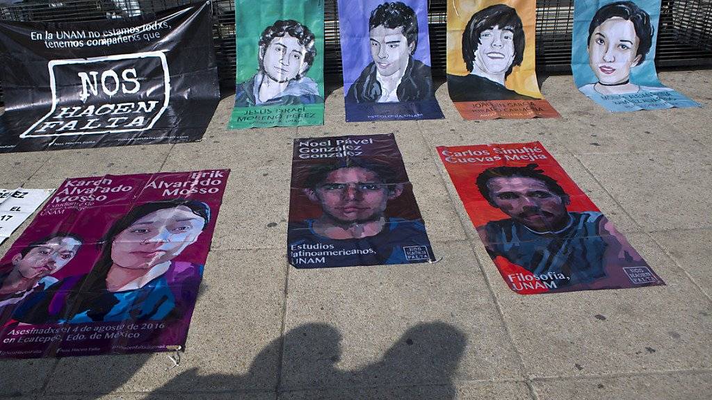 In Mexiko-Stadt ausgestellte Bilder von einigen im Drogenkrieg getöteten Frauen und Männer (Archiv)