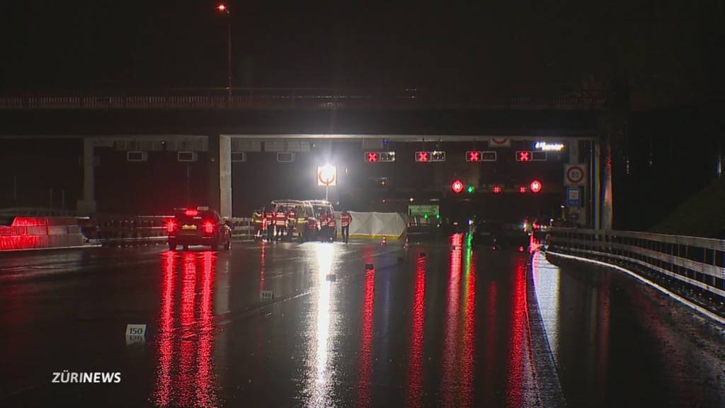 Mann wird auf der A1 von Auto erfasst