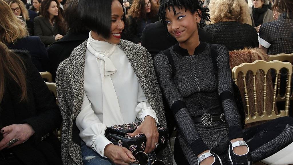 Willow Smith (15,r.) neben ihrer Mutter Jada Pinkett Smith vor der Chanel-Schau. Willow wird Botschafterin dieses Labels.