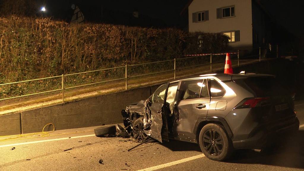 Unfall mit drei Autos fordert mehrere Verletzte – eine Person betrunken