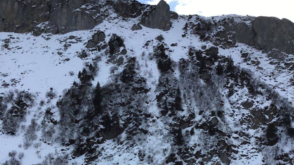 Ein 46-jähriger Berggänger ist am Sonntag oberhalb Linthal tödlich verunglückt. Die Umstände des Unfalls werden untersucht.