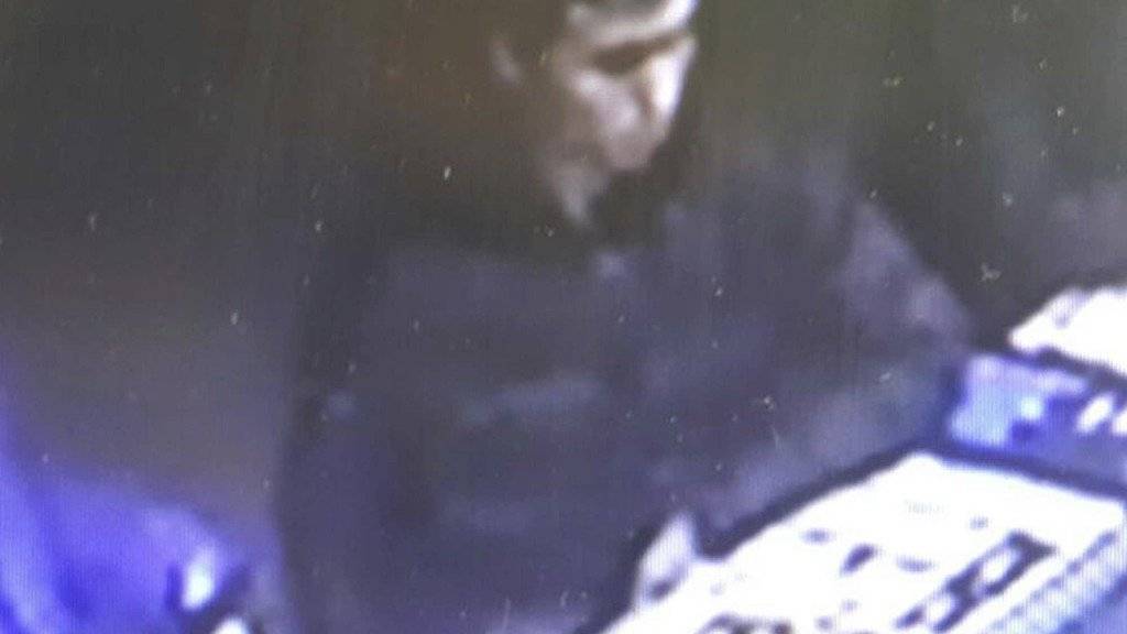 Die Polizei veröffentlichte weitere Bilder des mutmasslichen Attentäter: Dieser Ausschnitt einer Überwachungskamera zeigt den Verdächtigen am Silversterabend in einem Istanbuler Nachtclub. Auf anderen Fotos ist das Gesicht der Mannes klar erkennbar.