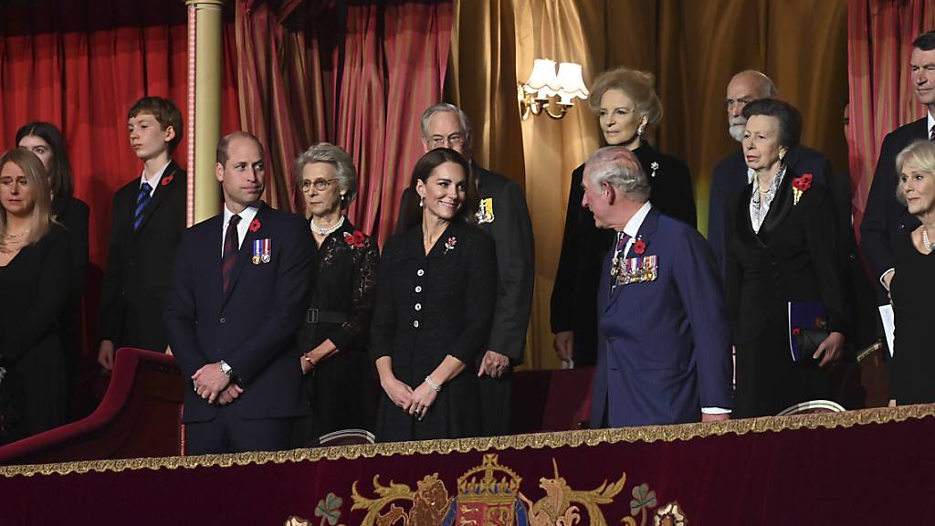 Mitglieder der königlichen Familie stehen in der königlichen Loge während des jährlichen Royal British Legion Festival of Remembrance in der Royal Albert Hall. Foto: Geoff Pugh/The Daily Telegraph/PA Wire/dpa