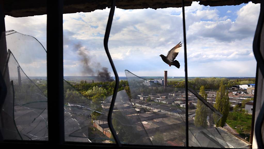 Blick aus dem zerstörten Fenster eines Gebäudes in Charkiw. Foto: Carol Guzy/ZUMA Press Wire/dpa
