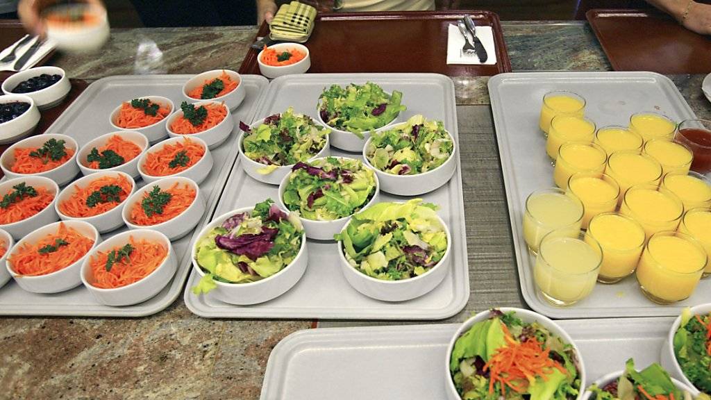 Kantinenbesucher greifen öfter zu, wenn der Salat direkt beim Eingang steht. Ob das die für sie wirklich «bessere» Entscheidung ist, ist allerdings fraglich, sagen Zürcher Forscher. (Archivbild)