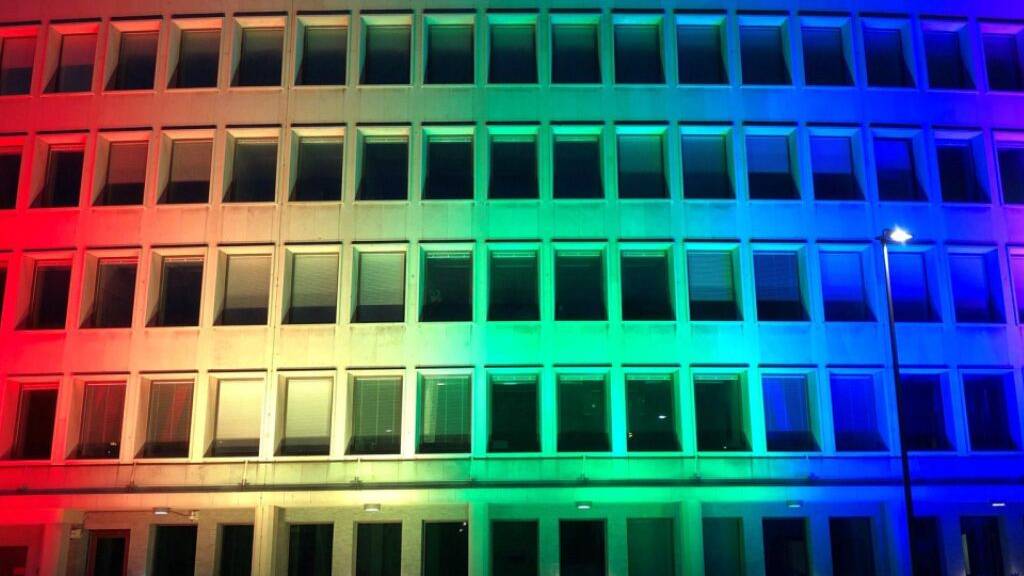 Die US-Botschaft in Bern hat sich nach dem Ja zur «Ehe für alle» in Regenbogenfarben beleuchtet.