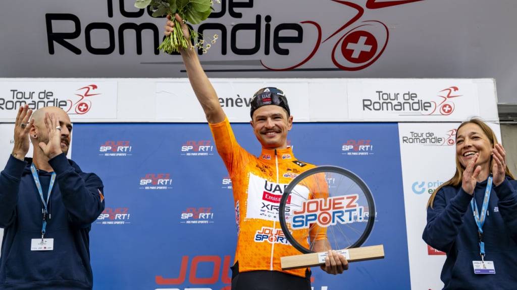 Jay Vine, hier im Bild anlässlich einer Ehrung der Tour de Romandie, gewinnt zum dritten Mal in seiner Karriere eine Etappe an der Vuelta